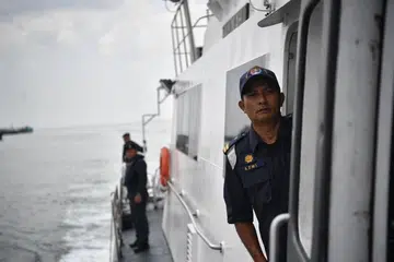 KAYAK DITEMUI: Kayak hijau milik dua pendayung Singapura yang hilang sejak Khamis lalu telah dijumpai di pantai Kuantan. Pasukan Mencari dan Menyelamat (SAR) Malaysia dimaklumkan mengenai kayak itu oleh seorang nelayan pada 12.30 petang hari ini (13 Ogos). Foto ST OLEH ARIFFIN JAMAR. 