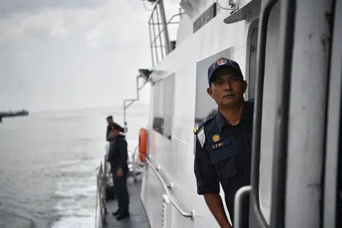 KAYAK DITEMUI: Kayak hijau milik dua pendayung Singapura yang hilang sejak Khamis lalu telah dijumpai di pantai Kuantan. Pasukan Mencari dan Menyelamat (SAR) Malaysia dimaklumkan mengenai kayak itu oleh seorang nelayan pada 12.30 petang hari ini (13 Ogos). Foto ST OLEH ARIFFIN JAMAR. 