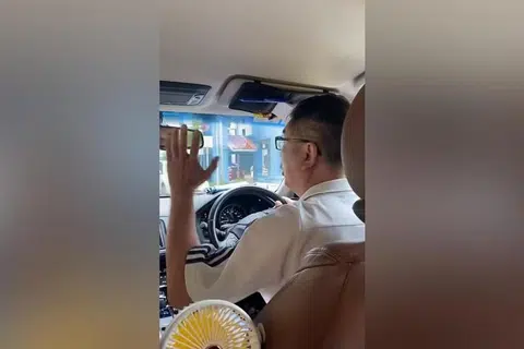 GUNA PERKATAAN MENGHINA: Pemandu Tada, Peh Boon Hua, 54 tahun, didenda $3,000 kerana membuat kenyataan berbaur perkauman terhadap seorang penumpang pada September tahun ini. 