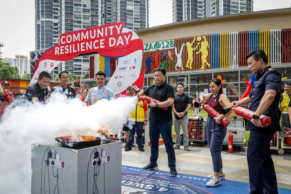 Menteri Pembangunan Negara, Chee Hong Tat (tiga dari kanan) bersama Penasihat Akar Umbi Bishan-Toa Payoh dan Marymount, Cai Yinzhou (tiga dari kiri) dan Elysa Chen (dua dari kanan), melancarkan kempen “Kesedaran Lebih Baik, Rumah Lebih Selamat” di Plaza@128 pada 19 Oktober 2025. 