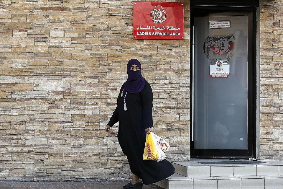 TIDAK PERLU DIASINGKAN LAGI: Sebelum ini, banyak restoran mempunyai pintu masuk yang berasingan bagi wanita serta tirai atau kamar bagi keluarga, dengan lelaki yang datang sendiri tidak dapat melihat wanita di restoran yang sama. - Foto AP