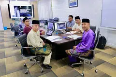 Pengerusi Jawatankuasa Perumahan dan Kerajaan Tempatan Johor, Datuk Mohd Jafni Md Shukor (kanan), ketika mempengerusikan mesyuarat bersama  PlanMalaysia Johor mengenai garis panduan bagi memastikan pembangunan negeri dirancang secara tersusun dan seimbang.