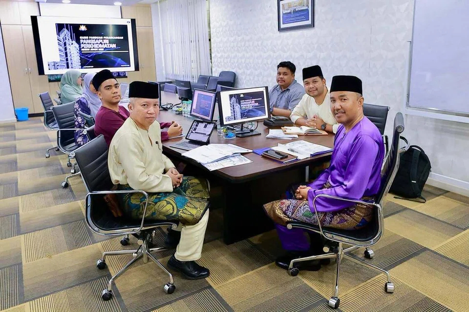 Pengerusi Jawatankuasa Perumahan dan Kerajaan Tempatan Johor, Datuk Mohd Jafni Md Shukor (kanan), ketika mempengerusikan mesyuarat bersama  PlanMalaysia Johor mengenai garis panduan bagi memastikan pembangunan negeri dirancang secara tersusun dan seimbang.