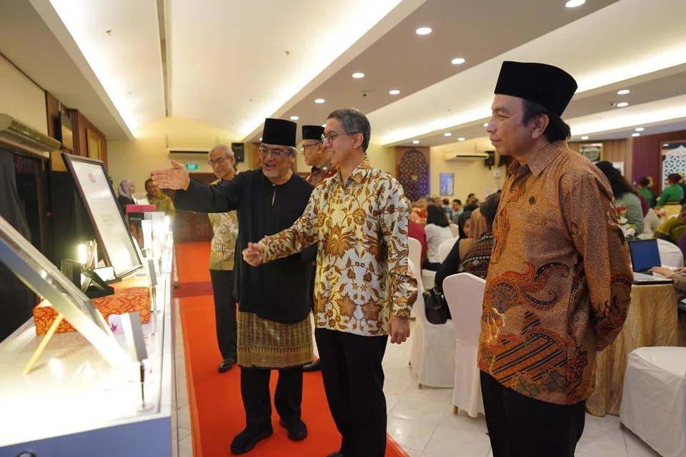 PAMERAN ARKIB: (Dari kiri) Encik Osman Abdul Hamid, Menteri Negara (Ehwal Dalam Negeri merangkap Pembangunan Negara), Profesor Madya Dr Muhammad Faishal Ibrahim, dan Dr Mohd Hasbi Abu Bakar melihat pameran arkib Encik Osman tentang perjalanannya dalam bidang tarian semasa Majlis Ucapan Tahniah untuk meraikan pencapaian penerima Pingat Kebudayaan 2023.
