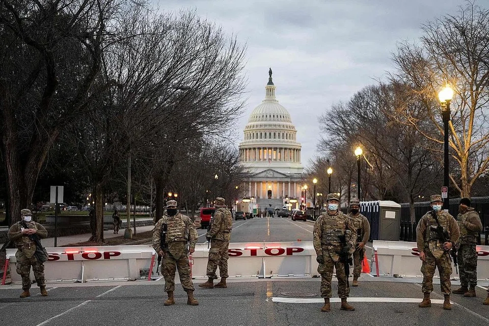 SIAP SEDIA: Pasukan keselamatan memastikan laluan pintu masuk ke Bangunan Capitol di Washington DC dikawal rapi menjelang majlis pelantikan Encik Joe Biden sebagai Presiden Amerika Syarikat ke-46 esok. - Foto AFP