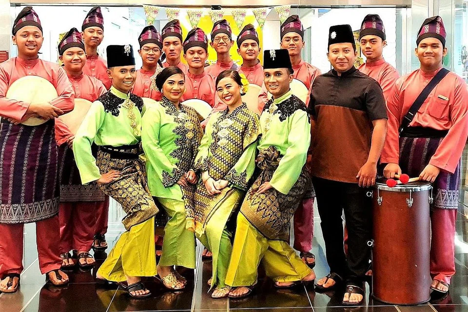 MEMPERLUAS PERSEMBAHAN: Kumpulan Kompanghut memperluas perkhidmatan ke dalam bentuk seni persembahan Melayu seperti silat, dikir barat, tarian Melayu, dan kumpulan muzik. - Foto KOMPANGHUT