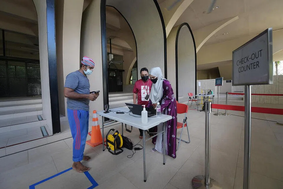 DIBUKA SECARA BERTAHAP: Masjid Al-Islah di Punggol Field membenarkan individu menunaikan sembahyang waktu seperti yang ditetapkan. Kelihatan seorang jemaah mendaftar bagi sembahyang Zohor pada 2 Jun lalu. 