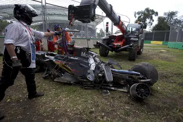 INI SAHAJA YANG TINGGAL: Kereta McLaren, yang dipandu Fernando Alonso, ditarik dengan kren selepas terlibat dalam perlanggaran dengan kereta Esteban Gutierrez daripada pasukan Haas. - Foto REUTERS