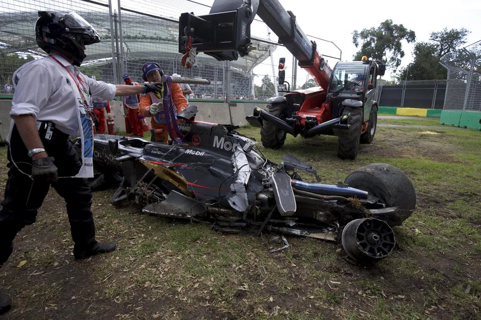 INI SAHAJA YANG TINGGAL: Kereta McLaren, yang dipandu Fernando Alonso, ditarik dengan kren selepas terlibat dalam perlanggaran dengan kereta Esteban Gutierrez daripada pasukan Haas. - Foto REUTERS