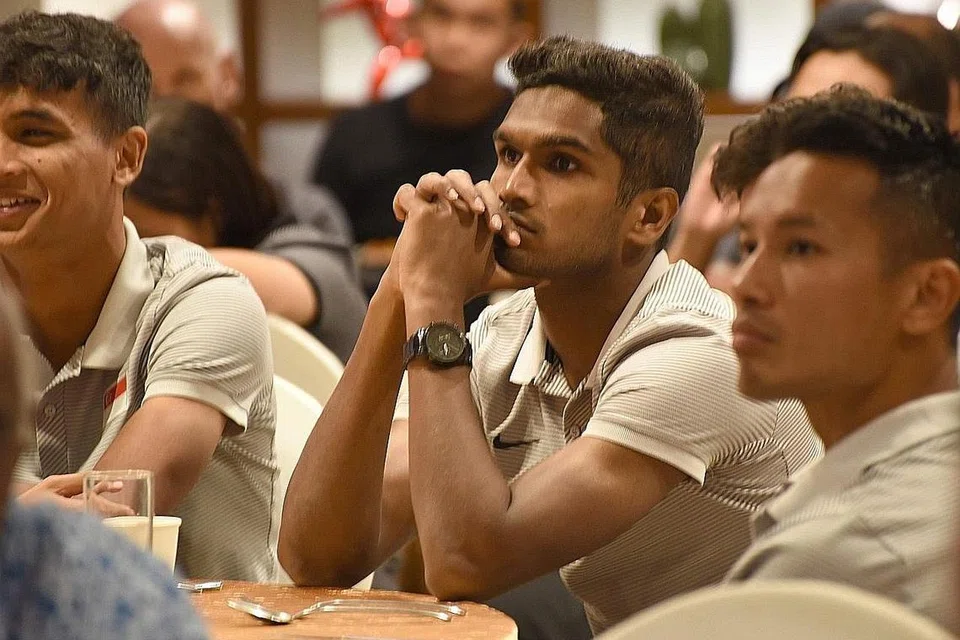 BELAJAR DARI PERKONGSIAN: Pemain-pemain skuad nasional termasuk (dari kiri) Safuan Baharudin, Hariss Harun, dan Hassan Sunny mendengar perkongsian bekas pemain.