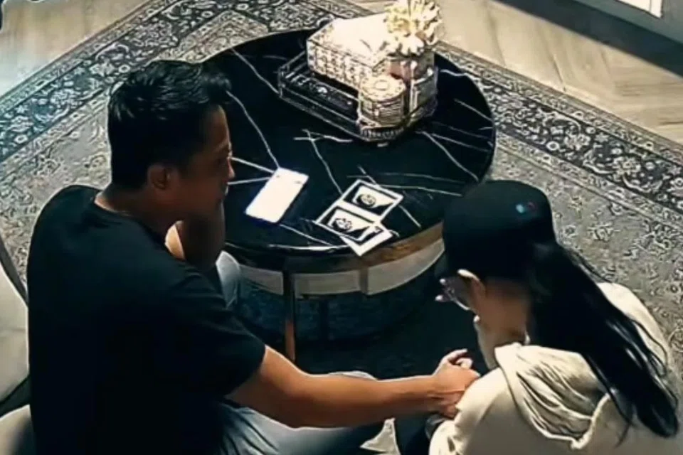 Faizal Rahman menenangkan isterinya, Dawn Prima Ria, setelah kehamilannya baru-baru ini gugur pada empat bulan.