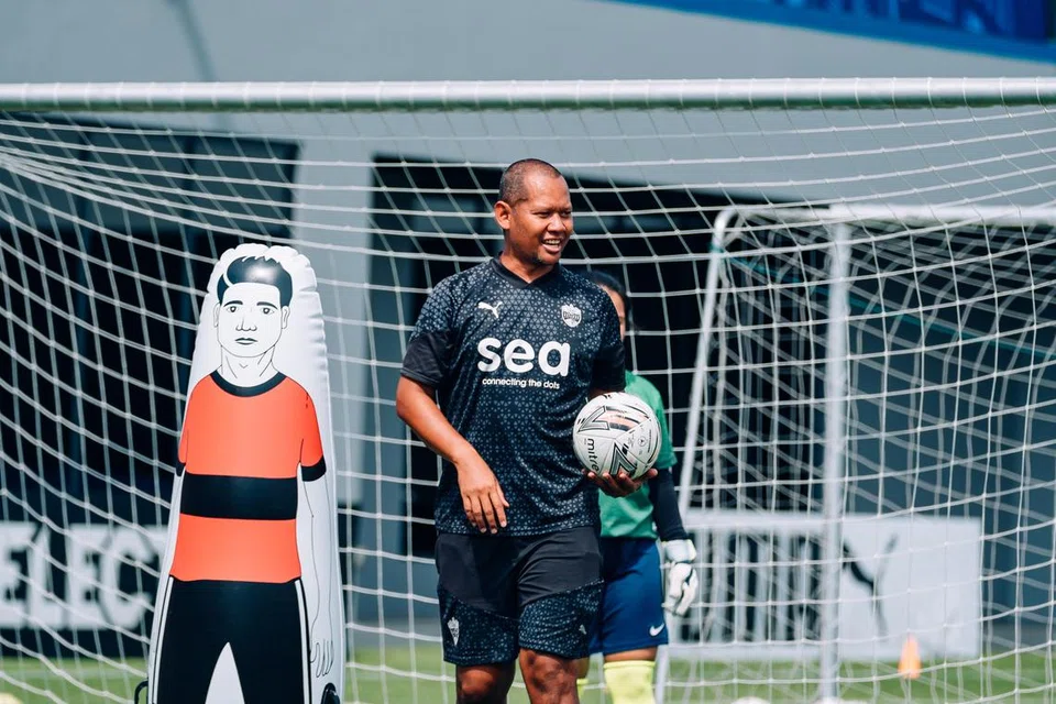 BEKAS PENJAGA GOL: Shahril Jantan kini adalah ketua asas (penjaga gol) dan jurulatih di Akademi Bola Sepak Lion City Sailors.