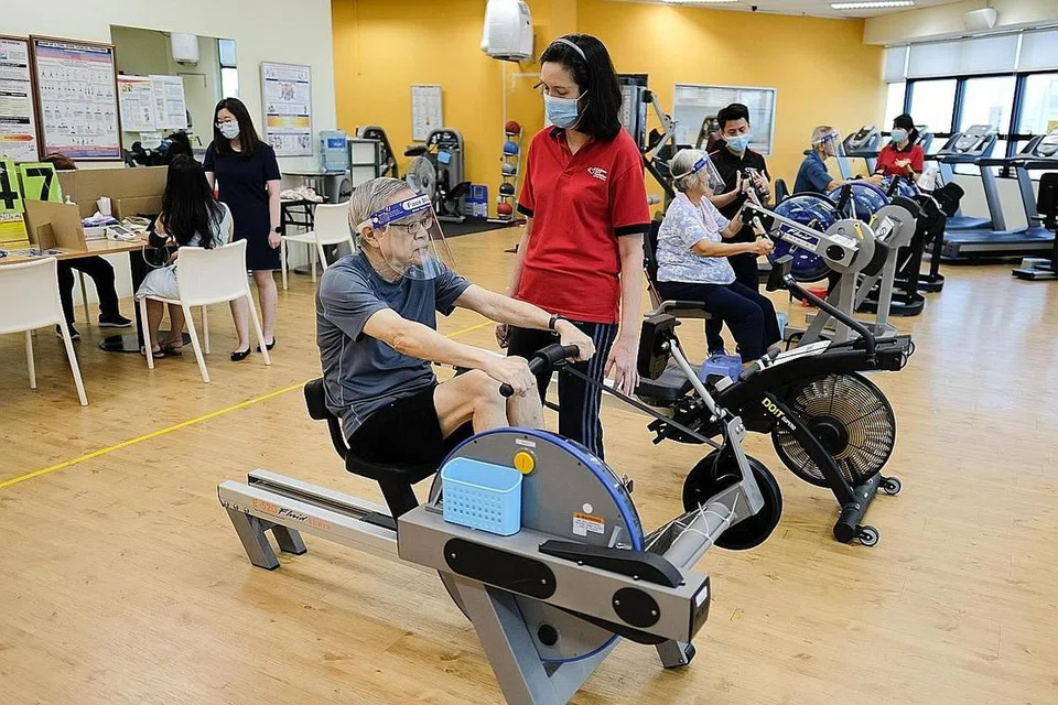 SESI FISIOTERAPI: Cik Chan Pui Yee (berbaju merah) semasa membimbing klien menjalani sesi fisioterapi. - Foto-foto SHF 