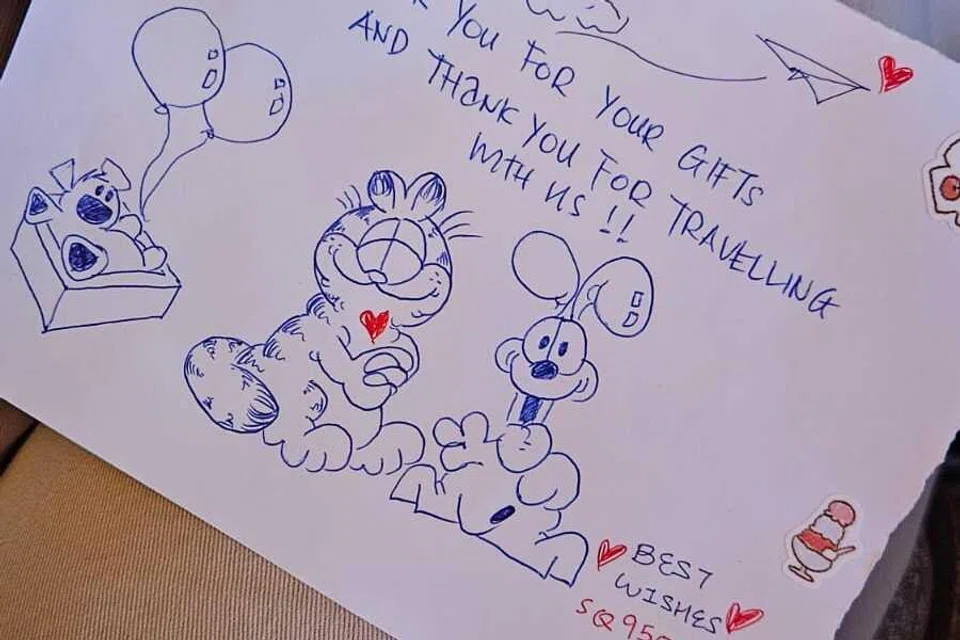 Di samping memberi sebuah beg Singapore Airlines berisi keperluan seperti selipar, stokin, pen, kacang dan penutup mata, kru kabin juga menuliskan nota ringkas buat Mishary.