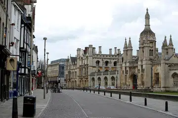 SUASANA LENGANG: Keadaan sepi di luar Universiti Cambridge pada 1 April lalu. 