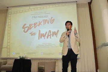 TENTANG RADIKALISASI: Dr Noor Huda berkongsi pandangannya tentang topik radikalisasi sewaktu forum yang diadakan setelah penayangan pertama filem 'Seeking The Imam' di Furama RiverFront kelmarin. - Foto BH oleh DESMOND WEE