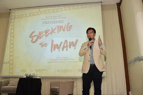 TENTANG RADIKALISASI: Dr Noor Huda berkongsi pandangannya tentang topik radikalisasi sewaktu forum yang diadakan setelah penayangan pertama filem 'Seeking The Imam' di Furama RiverFront kelmarin. - Foto BH oleh DESMOND WEE