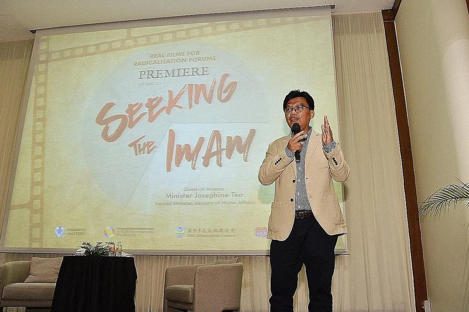 TENTANG RADIKALISASI: Dr Noor Huda berkongsi pandangannya tentang topik radikalisasi sewaktu forum yang diadakan setelah penayangan pertama filem 'Seeking The Imam' di Furama RiverFront kelmarin. - Foto BH oleh DESMOND WEE