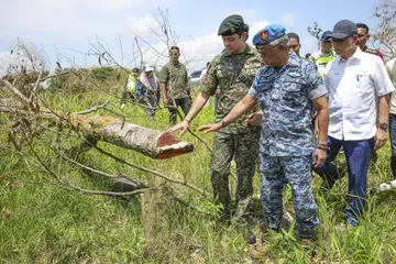 Sultan Pahang, Sultan Abdullah Ahmad Shah (depan), meninjau lokasi pencerobohan tanah yang ditanam pelbagai jenis pokok durian di Batu 3 Sg Ruan-Sg Klau di Raub, Pahang.