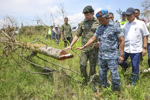 Sultan Pahang, Sultan Abdullah Ahmad Shah (depan), meninjau lokasi pencerobohan tanah yang ditanam pelbagai jenis pokok durian di Batu 3 Sg Ruan-Sg Klau di Raub, Pahang.