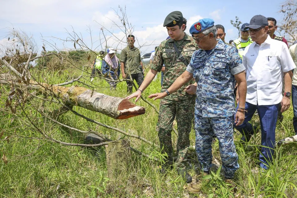 Sultan Pahang, Sultan Abdullah Ahmad Shah (depan), meninjau lokasi pencerobohan tanah yang ditanam pelbagai jenis pokok durian di Batu 3 Sg Ruan-Sg Klau di Raub, Pahang.