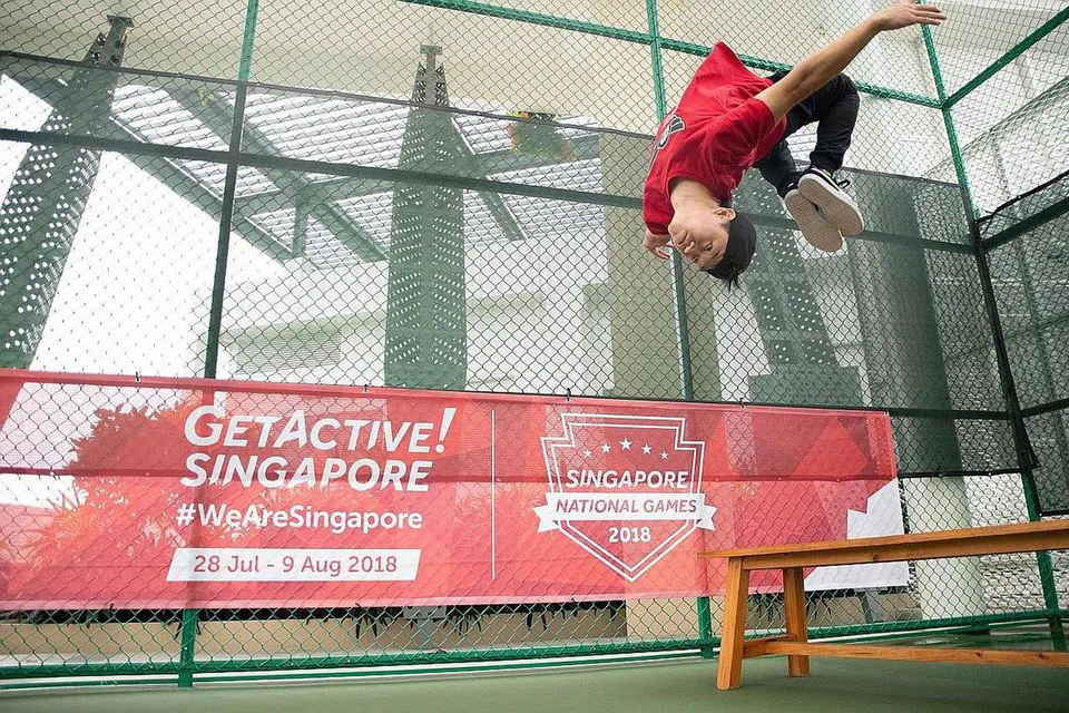 TARIK MINAT BELIA: Seorang penggiat 'parkour' Encik Bernard Ang menunjukkan cara membuat somersault dalam Festival Sukan. Parkour merupakan antara salah satu kegiatan baru yang diperkenalkan gerakan GetActive! Singapura tahun ini. - Foto SPORTSG
