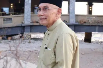 Mantan Pesuruhjaya Parti Islam SeMalaysia (PAS) Perlis, Encik Mohd Shukri Ramli, meletak jawatan sebagai Menteri Besar Perlis pada 25 Disember, selepas lapan Ahli Dewan Undangan Negeri (Adun) termasuk tiga daripada PAS hilang keyakinan terhadap kepimpinannya. 