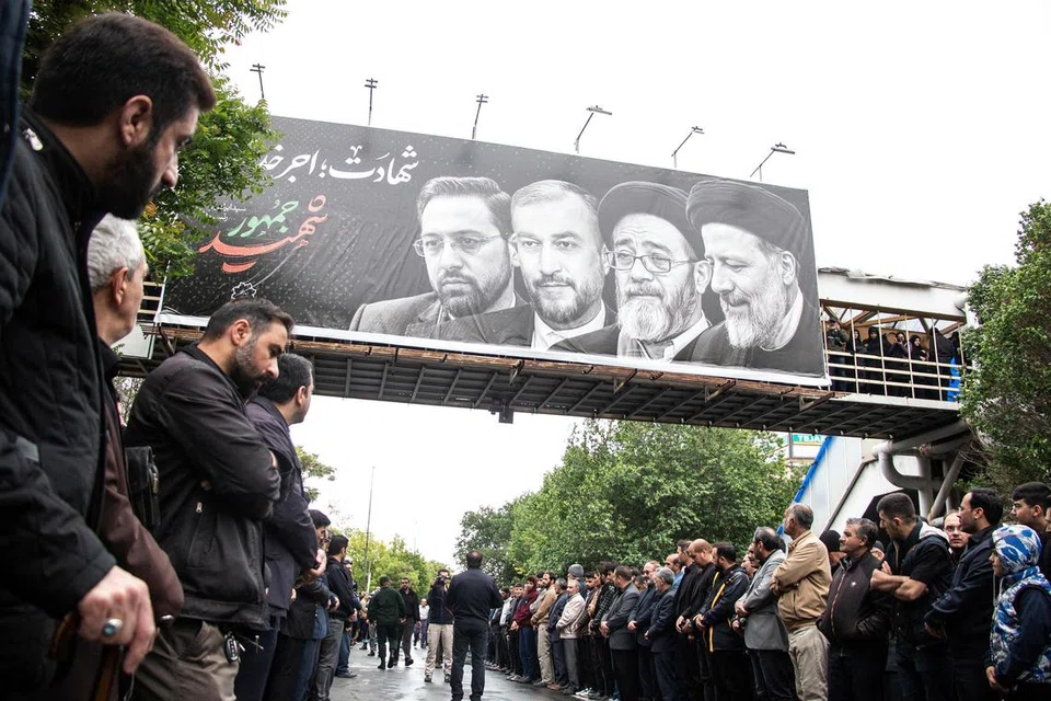 Orang ramai berdiri sepanjang jalan di wilayah Tabriz, Iran, sempena upacara pengebumian Presiden Ebrahim Raisi, yang turut terkorban dalam nahas helikopter pada 20 Mei.