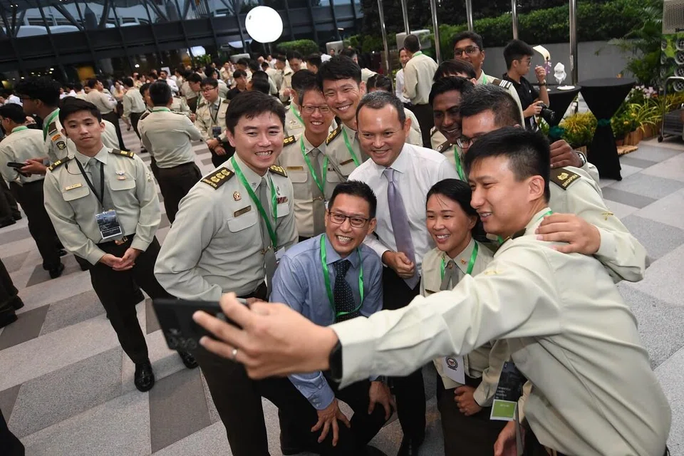 Menteri Negara Kanan (Kemampanan dan Sekitaran merangkap Pertahanan), Encik Zaqy Mohamad (berbaju putih) berinteraksi dengan pegawai Angkatan Bersenjata Singapura (SAF).