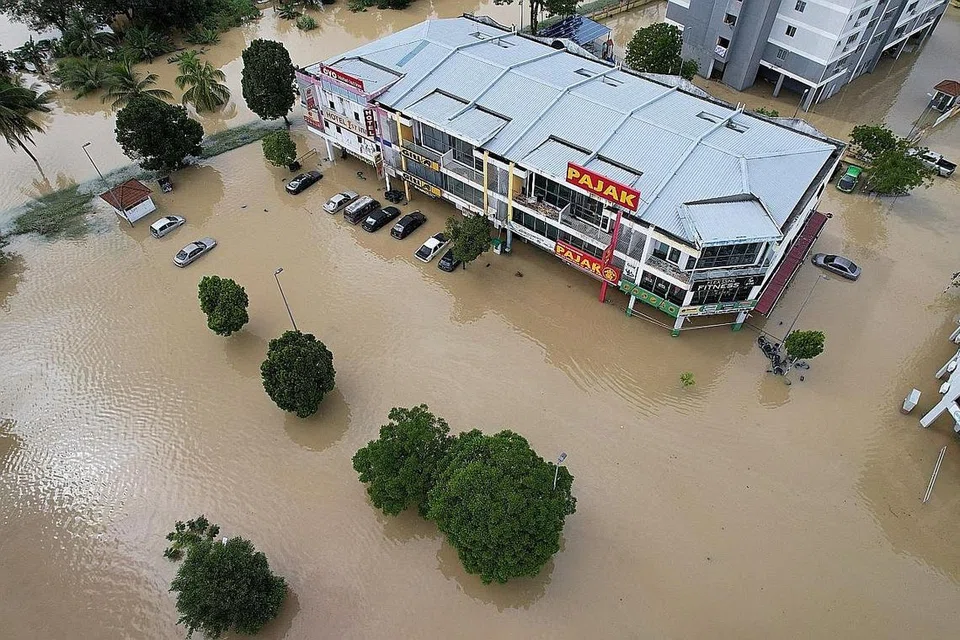 MUSNAH: Beginilah antara keadaan rumah kedai yang ditelenggami air di Shah Alam, Selangor, Malaysia, dalam banjir buruk baru-baru ini. - Foto REUTERS