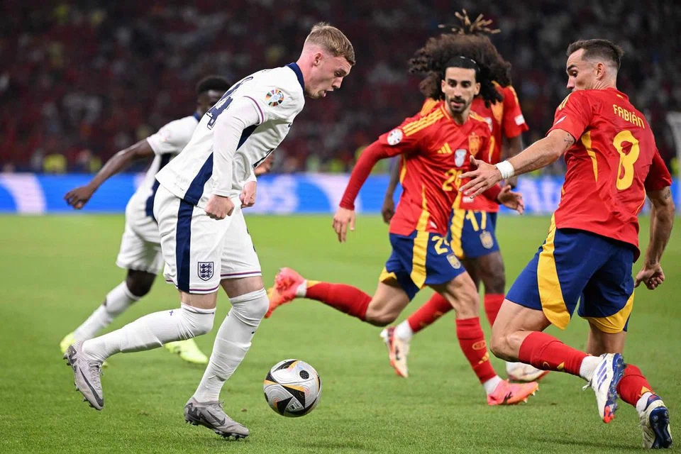 Cole Palmer (kiri) pemain terbaik lelaki England 2023-24. Beliau menjaringkan gol penyamaan dalam final Euro 2024 menentang Sepanyol. Bagaimanapun England kalah 1-2.