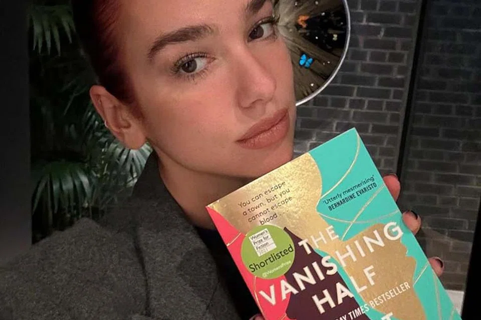 Penyanyi Dua Lipa membuka kelab buku dalam talian, Service95, dalam usaha menggalak generasi muda memupuk minat membaca buku bermutu dengan plot menarik.