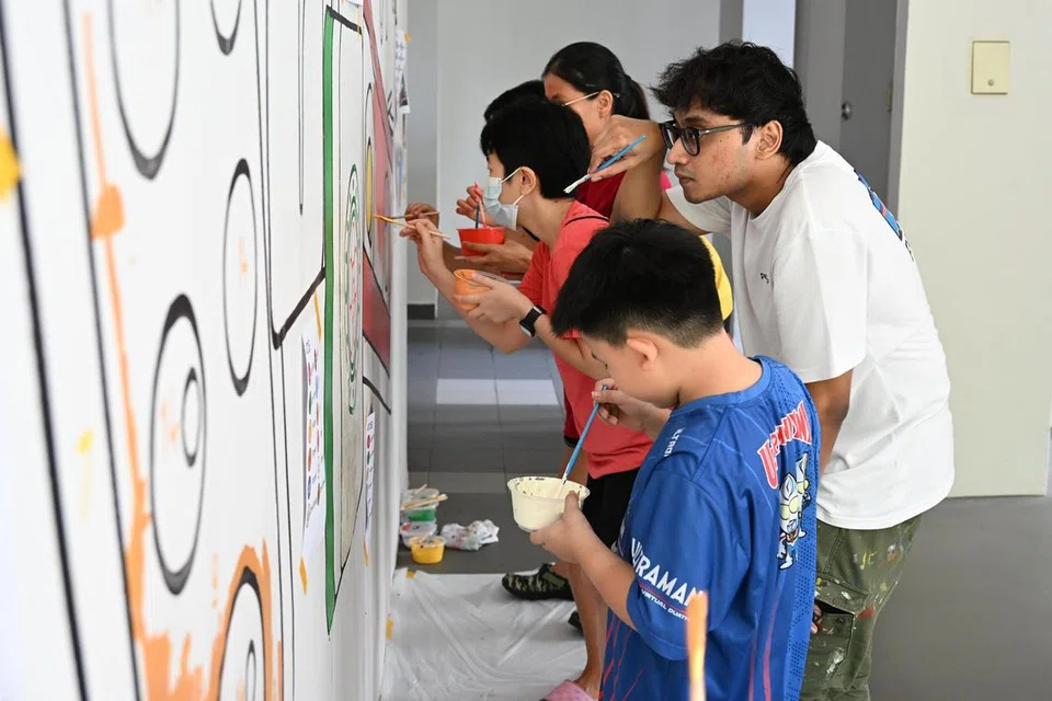 Encik Salihan membimbing penduduk mewarnakan mural dengan menunjukkan teknik melukis dan warna yang digunakan untuk bahagian mural berbeza. Encik Salihan telah melukis garisan mural sebagai persiapan sebelum 20 Julai.