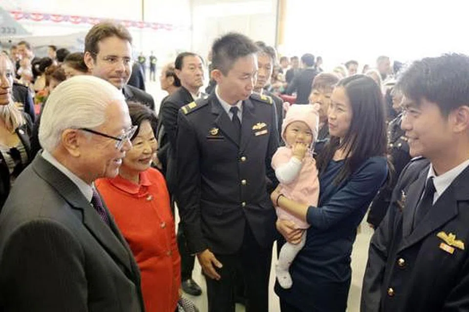 KAGUM KEMUDAHAN LATIHAN DI PERANCIS: Presiden Tony Tan (kiri) dan isterinya, Cik Mary Tan (dua dari kiri), berinteraksi dengan pegawai RSAF dan keluarga mereka di Pangkalan Udara Cazaux. - Foto MINDEF