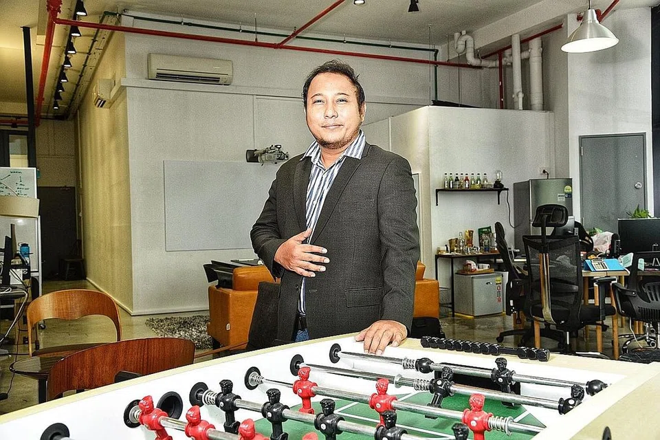 KERJAYA BARU: Dek Covid-19, Encik Muhamad Firdaus Salim meninggalkan kerja lamanya di sebuah firma konsultasi latihan dan kini bekerja sebagai eksekutif penjualan digital selepas menerima peluang itu menerusi seorang kenalan perniagaan lama. - Foto BH oleh DESMOND WEE