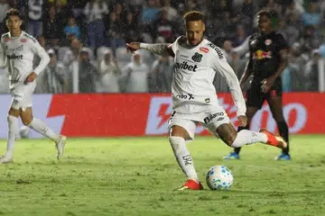 Neymar da Silva Santos Junior menjaringkan gol pertama Santos ketika menentang Red Bull Bragantino dalam aksi Campeonato Brasileiro di Stadium Urbano Caldeira, Santos, Brazil pada 10 Mei 2026. Neymar kini menjadi perhatian menjelang pengumuman skuad baru Brazil oleh Carlo Ancelotti untuk aksi kelayakan Piala Dunia 2026.