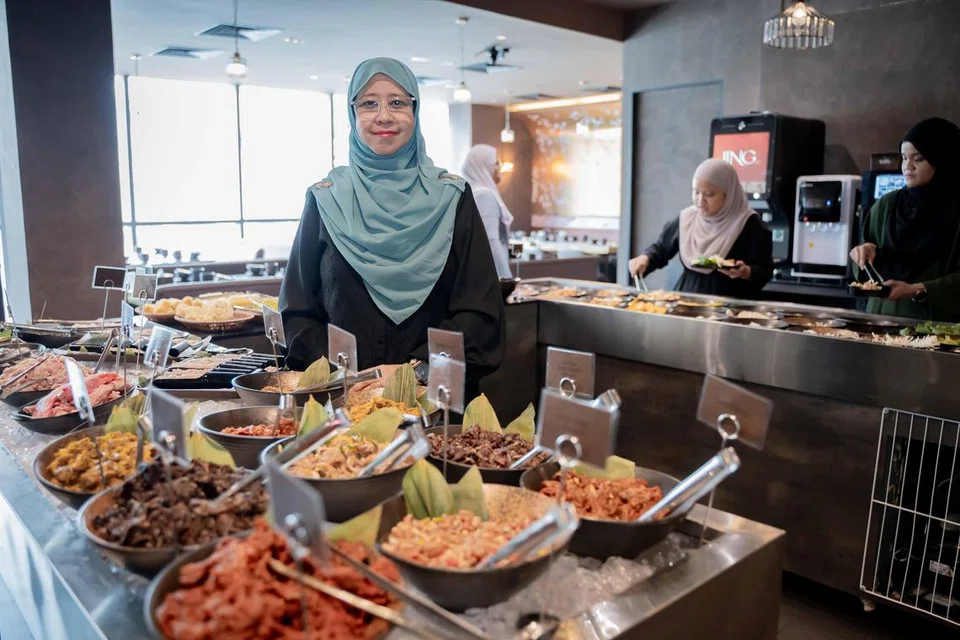 Pemilik restoran, Jing Hotpot & BBQ, Sharifah Noor Aishah Albukhary, di restorannya di Kinex.