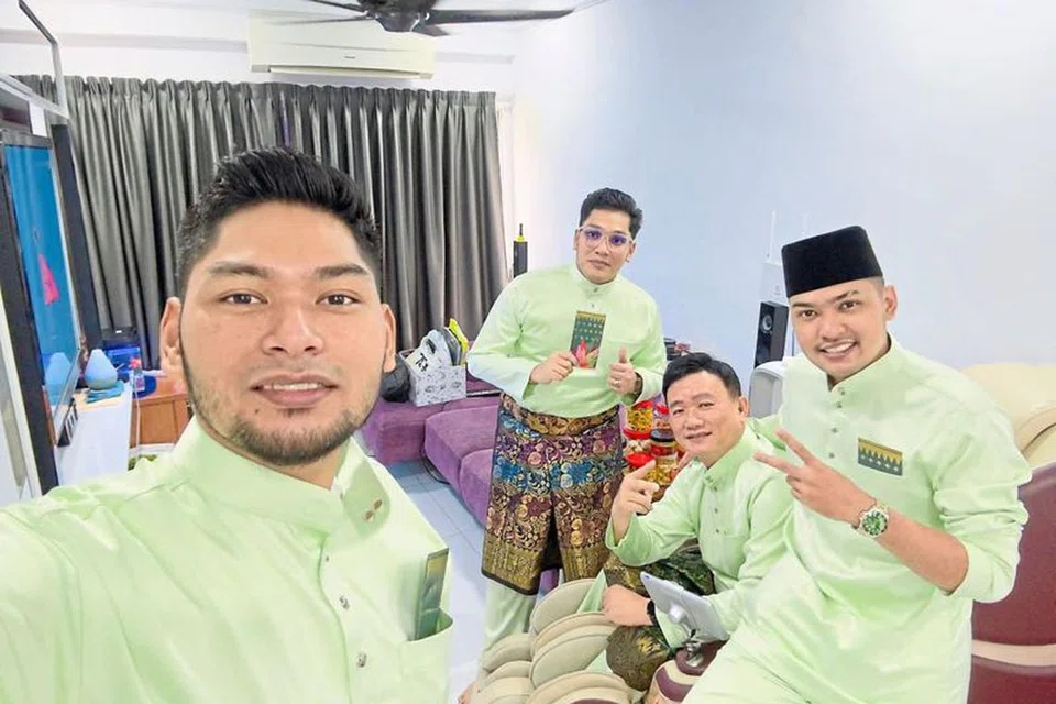 Encik Tong (duduk) berpakaian seragam baju Melayu bersama ketiga-tiga anak angkatnya, (dari kiri), Encik Rasyid, Encik Rafie and Encik Abdul Rahman.