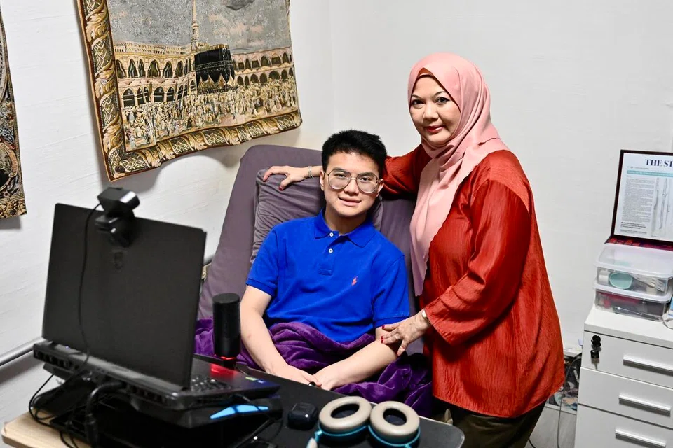 Kareem Andrew Taufiq, yang menghidap ‘Multiple Hereditary Exostoses’ (MHE), sejenis penyakit tulang yang jarang berlaku dan tidak boleh diubati, bergambar bersama ibunya, Cik Nur Jehan Misrudin Anwar.