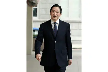 MANIPULASI PASARAN: John Soh (atas) dan Quah Su-Ling bertanggungjawab atas kes manipulasi pasaran saham terbesar Singapura hingga hampir $8 bilion pada Oktober 2013. - Foto-foto BH oleh WONG KWAI CHOW, GAVIN FOO
