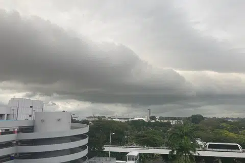 Awan seperti rak-rak telah dilihat di langit Singapura, yang merupakan ciri khas ‘Sumatera Squall’.