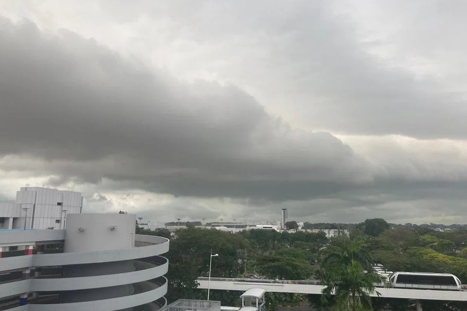 Awan seperti rak-rak telah dilihat di langit Singapura, yang merupakan ciri khas ‘Sumatera Squall’.