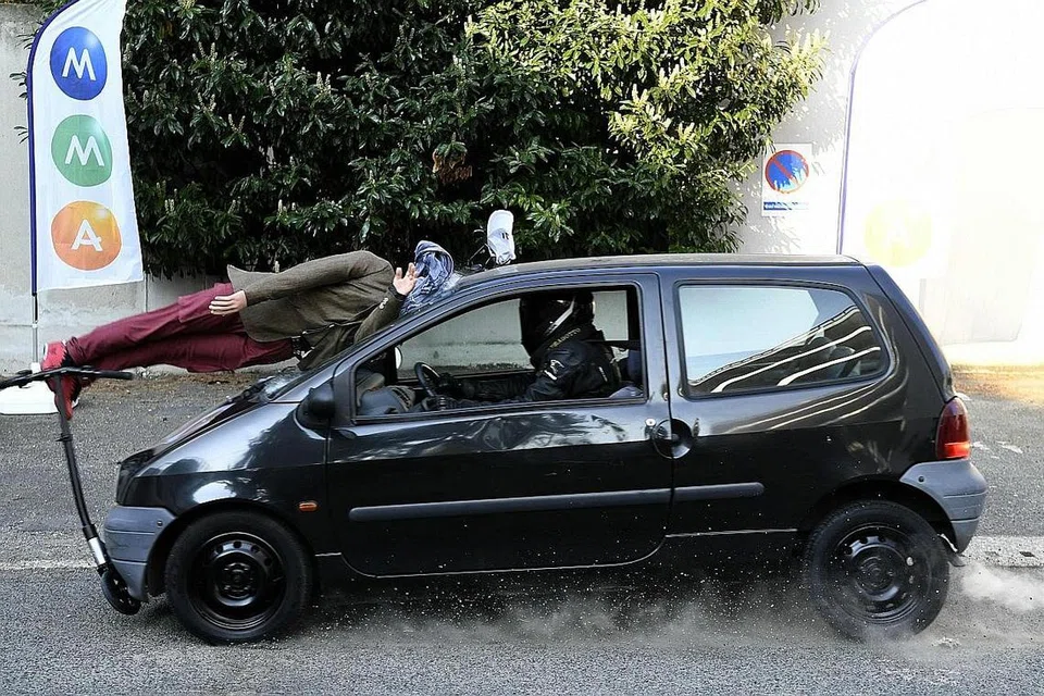 KES KEMALANGAN E-SKUTER: Sebuah kereta melanggar sebuah patung yang menunggang e-skuter semasa ujian kemalangan di Paris. - Foto AFP