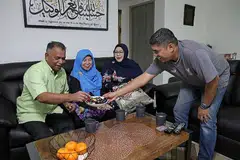 SALING TOLONG RINGANKAN BEBAN: (Dari kiri) Encik Abdul Wahab Ahmad, Cik Tuminam Tukimin, anak mereka, Cik Nilam Abdul Wahab dan menantu, Encik Azhar Osman. Anak perempuan Cik Tuminam turut menyumbang kepada akaun CPF-nya, yang membantu meringankan beban kewangannya ketika mendapatkan rawatan perubatan. - Foto BM oleh GIN TAY