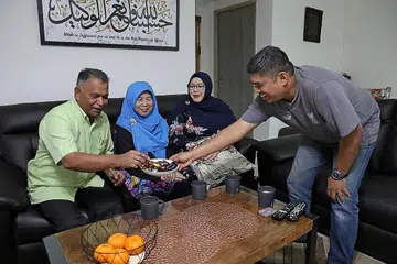SALING TOLONG RINGANKAN BEBAN: (Dari kiri) Encik Abdul Wahab Ahmad, Cik Tuminam Tukimin, anak mereka, Cik Nilam Abdul Wahab dan menantu, Encik Azhar Osman. Anak perempuan Cik Tuminam turut menyumbang kepada akaun CPF-nya, yang membantu meringankan beban kewangannya ketika mendapatkan rawatan perubatan. - Foto BM oleh GIN TAY