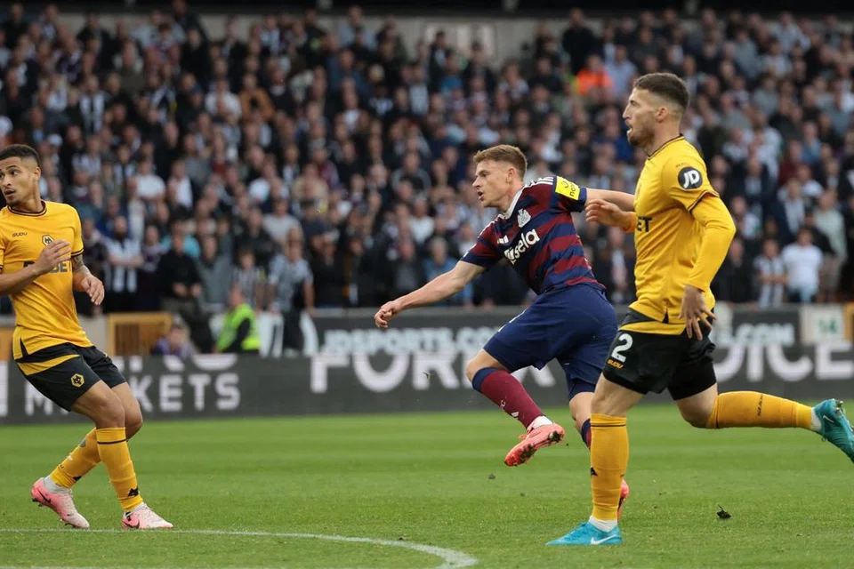 Pemain sayap Newcastle United, Harvey Barnes (tengah), merembat masuk gol kemenangan ke atas Wolverhampton Wanderers. 