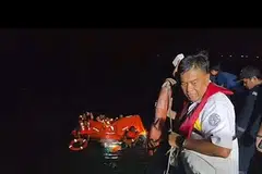 Pihak Berkuasa Pelabuhan Maritim berkata, kejadian berlaku pada 10.30 malam, dan kesemua sembilan anak kapal selamat diselamatkan pihak berkuasa Indonesia.