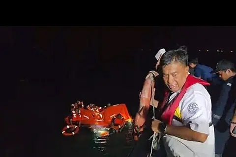 Pihak Berkuasa Pelabuhan Maritim berkata, kejadian berlaku pada 10.30 malam, dan kesemua sembilan anak kapal selamat diselamatkan pihak berkuasa Indonesia.