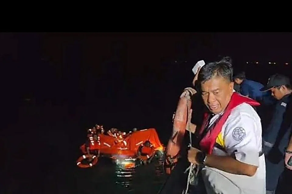Pihak Berkuasa Pelabuhan Maritim berkata, kejadian berlaku pada 10.30 malam, dan kesemua sembilan anak kapal selamat diselamatkan pihak berkuasa Indonesia.
