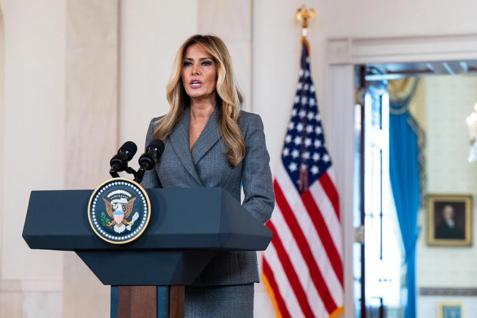 Wanita Pertama Amerika Syarikat, Melania Trump, menyampaikan kenyataan menafikan sebarang kaitan dengan Jeffrey Epstein dari Grand Foyer di White House, Washington, DC, Amerika Syarikat, 9 April 2026.